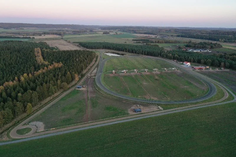 Gården och träningsbanan från ovan