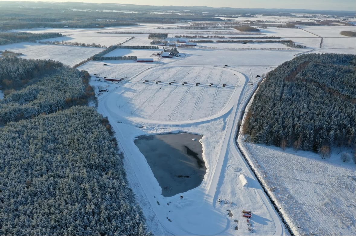 Gården och träningsbanan från ovan en vinterdag