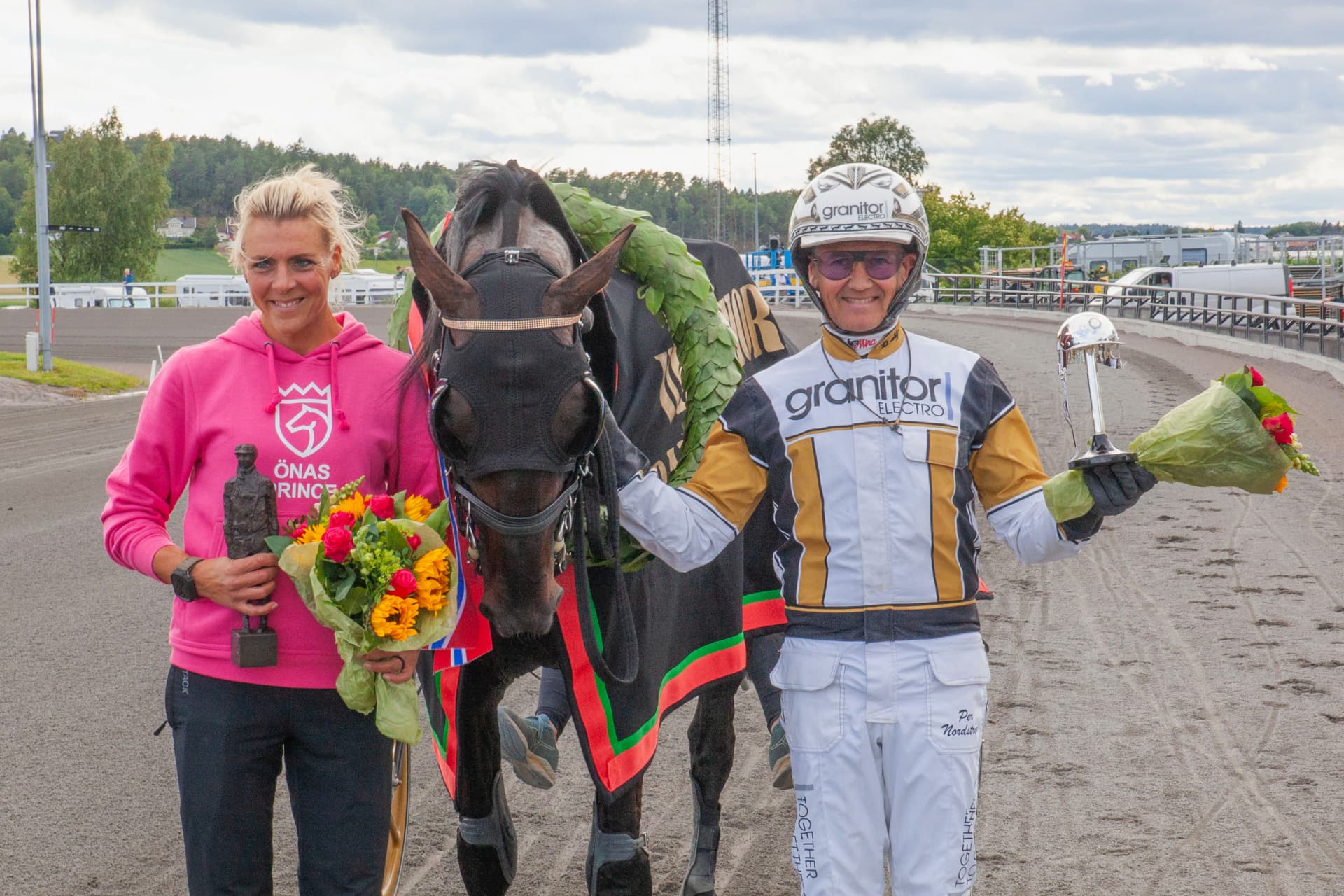 Emma Nordström, Önas Prince och Per Nordström i vinnarcirkeln.