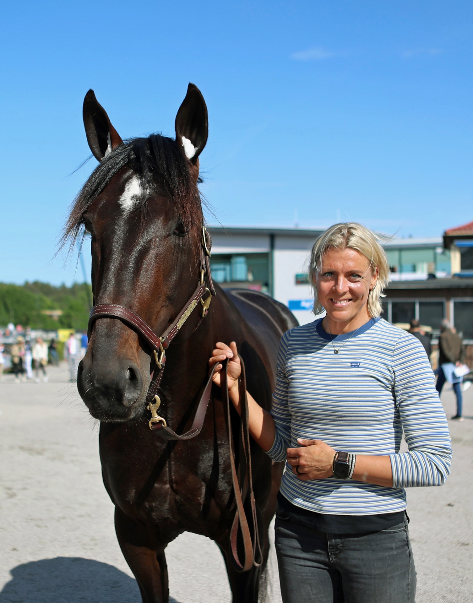 Emma Nordström vid en av stallets hästar
