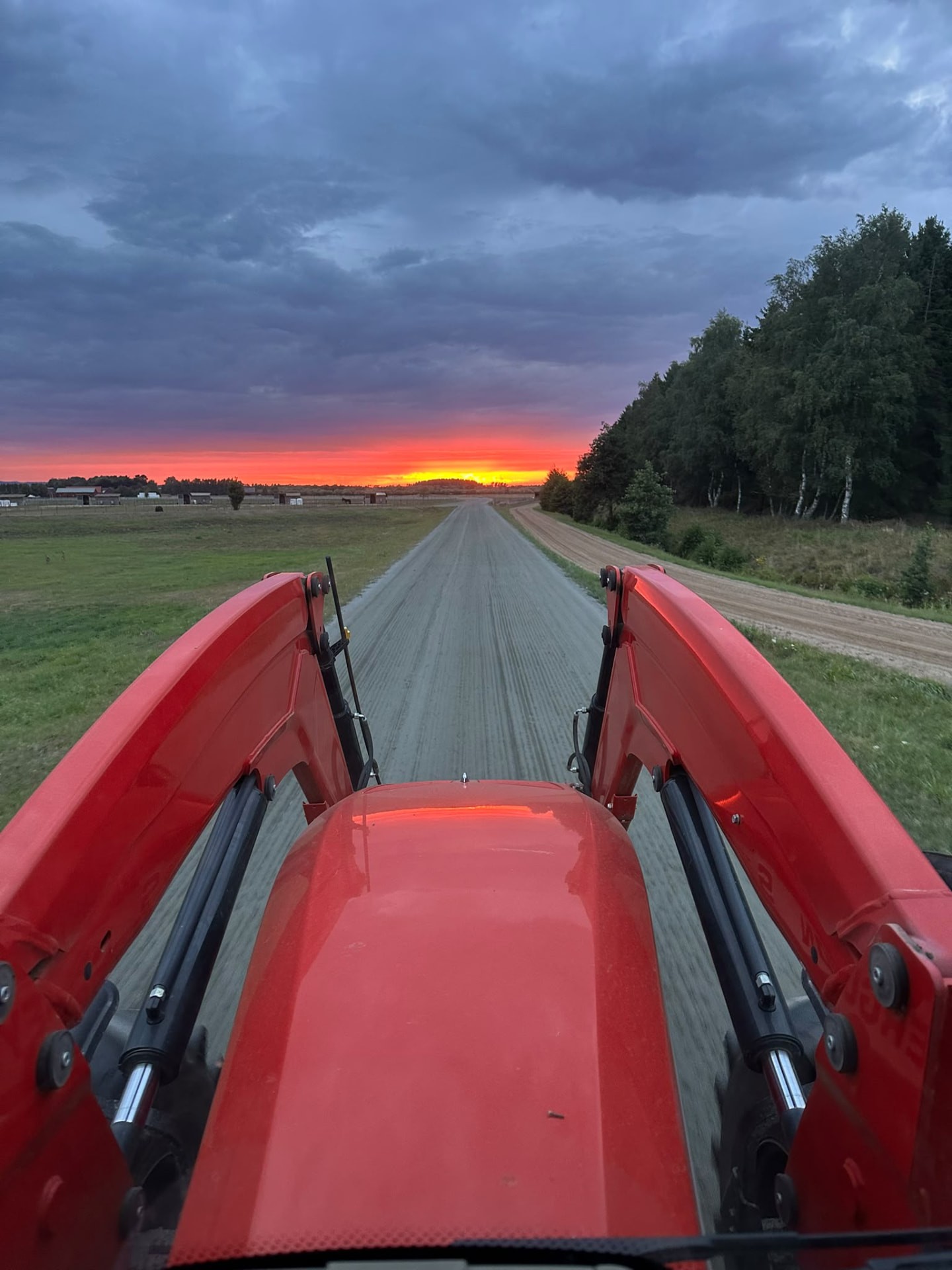 Traktorn på banan i kvällsljus